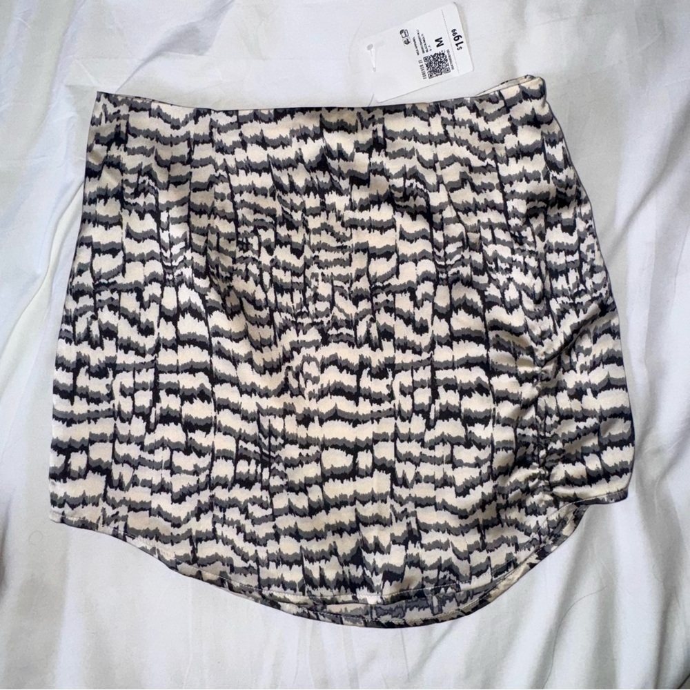 Forever 21 silky abstract print mini skirt black & white | M | Part of Set | NWT